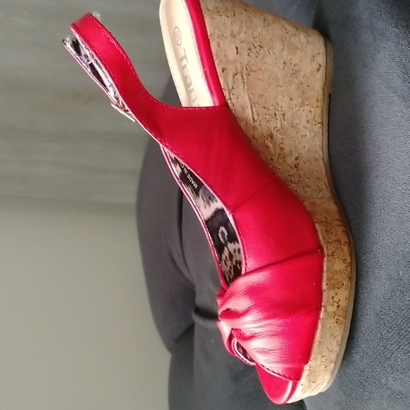 Red high heeled wedge sandals - Picture 3 of 4